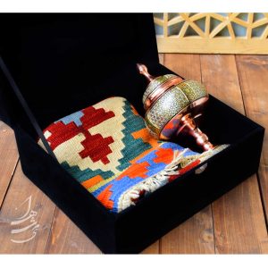 ست شکلات خوری مس و خاتم 25 سانتی و گلیم شیراز 90 در 60 سانتی