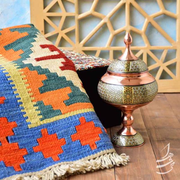 ست شکلات خوری مس و خاتم 25 سانتی و گلیم شیراز 90 در 60 سانتی 4