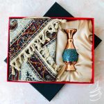 ست گلدان فیروزه کوب 13 سانت و رومیزی قلمکار 40 در 40 سانت